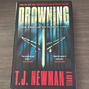Drowning: The Rescue of Flight 1421 by TJ Newman